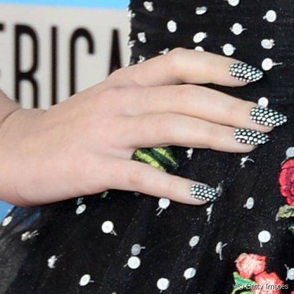 Katy Perry combinou sua nail art de bolinhas brancas sobre esmalte preto com a estampa de seu vestido para o American Music Awards 2013